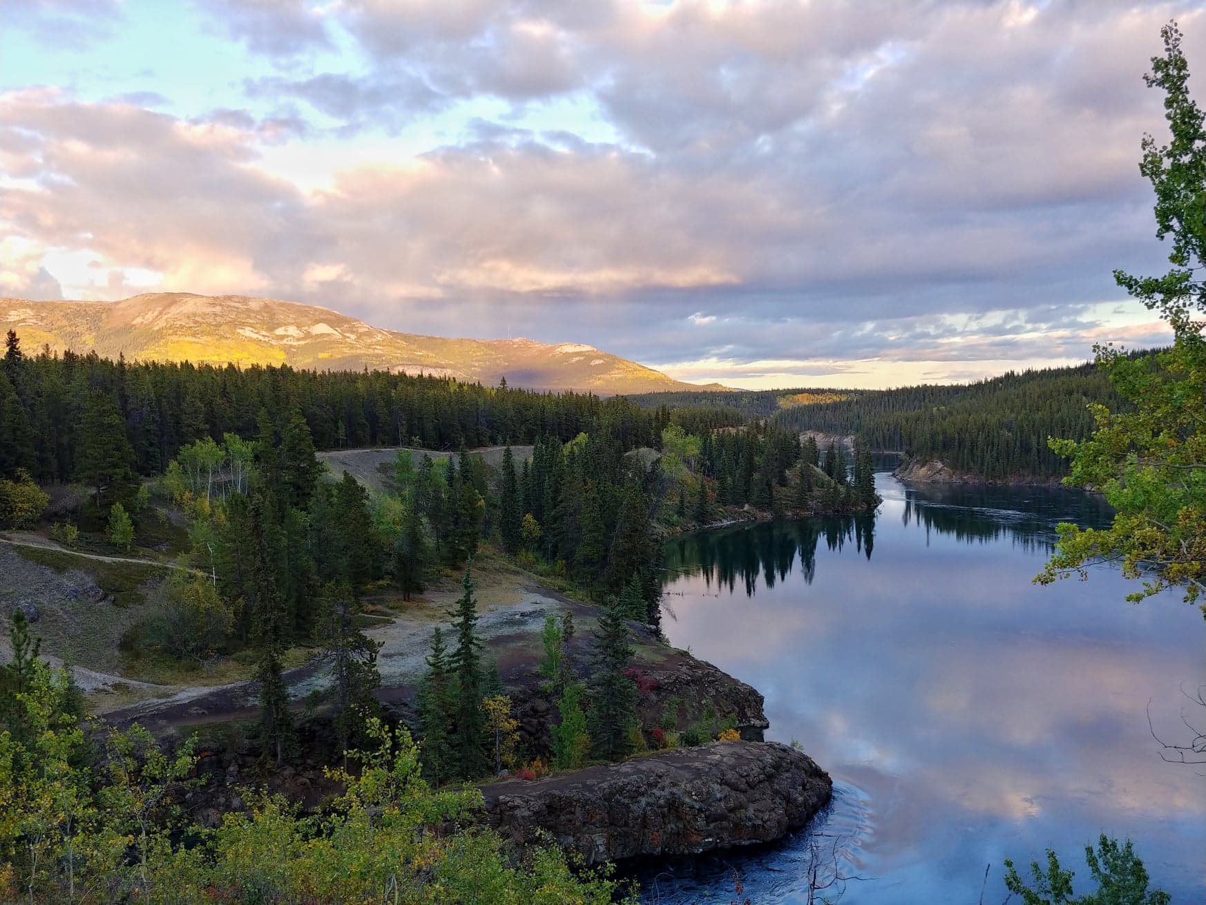 Река юкон относится к бассейну. Уайтхорс Канада. Whitehorse Yukon. Река Юкон. Уайтхорс. Город провинции Юкон..